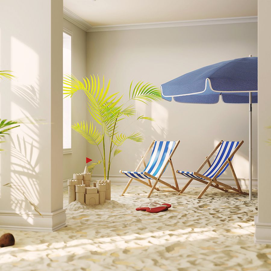 Wohnzimmer mit Strandstühle und Sand am Boden