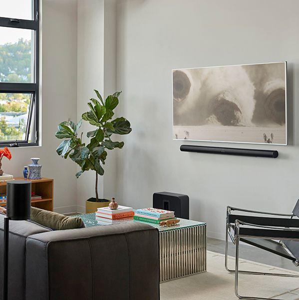 Ein Lifestylebild der Sonos Lasso & Lotus: Sub 4 und Arc Ultra