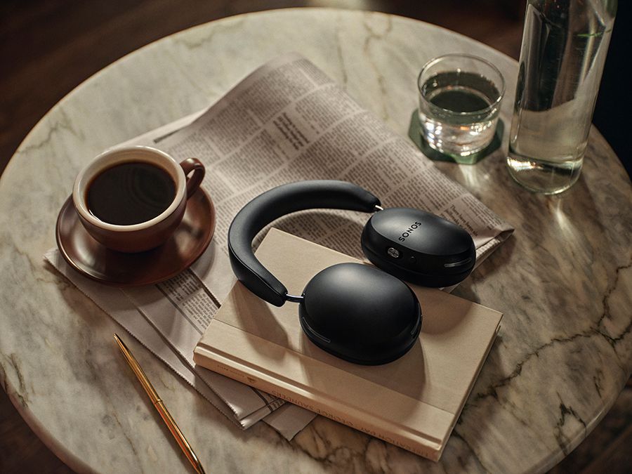 Ein Lifestylebild des Sonos Ace auf einem Kaffeetisch