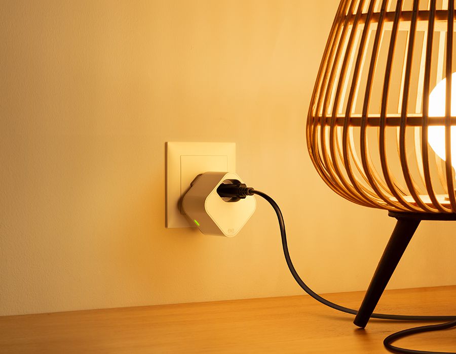 Bild einer eingeschalteten Lampe, die an einer Eve Energy Steckdose angeschlossen ist.