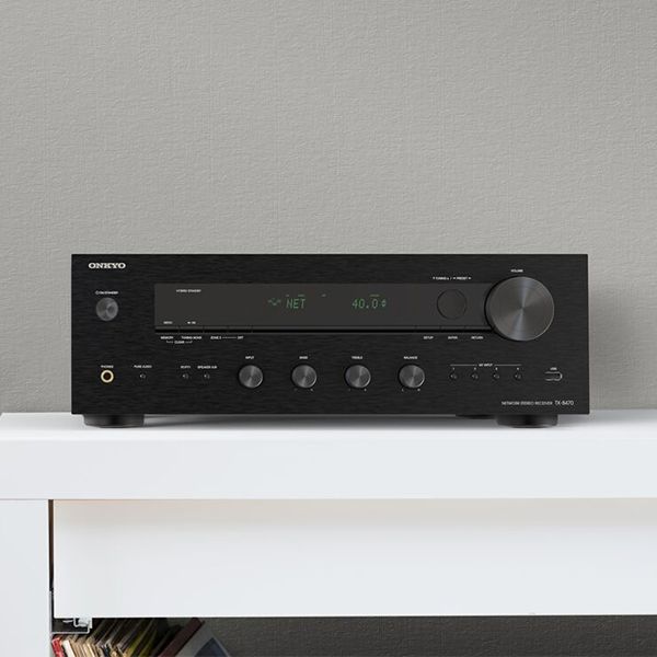 Lifestylebild vom Onkyo AV-Receiver TX-8470 auf einer weissen Kommode