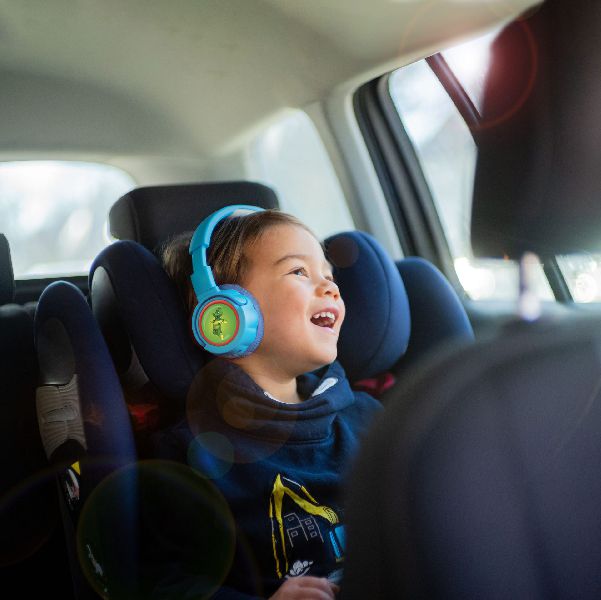 Mädchen mit Kekz Kopfhörer im Rücksitz eines Autos