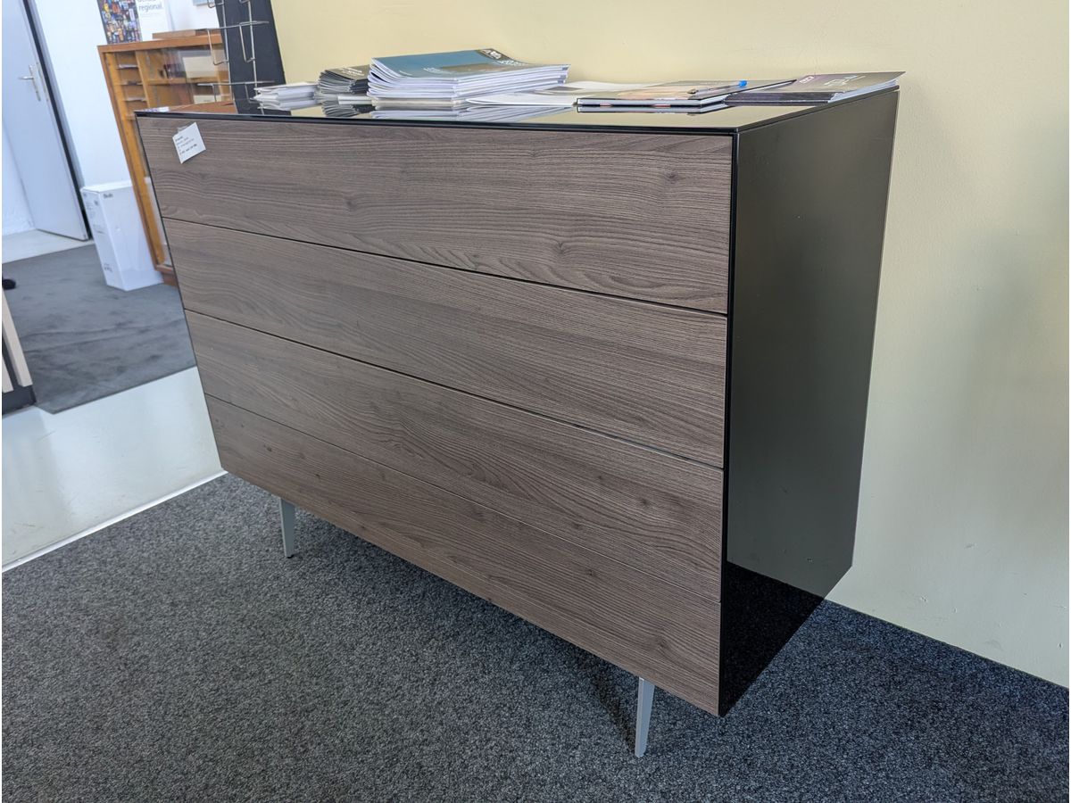Sideboard Schwarzglas Top und Seite - Front Walnuss Laminat